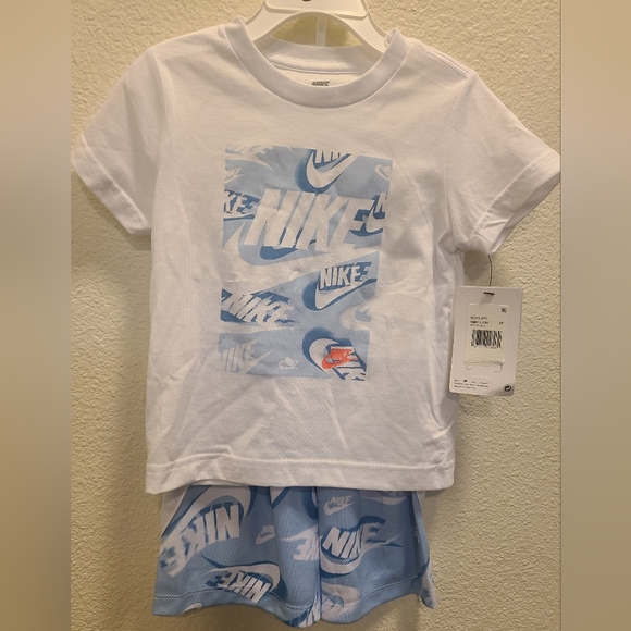 Nike Other - Nike Kids Set in White and Light Blue